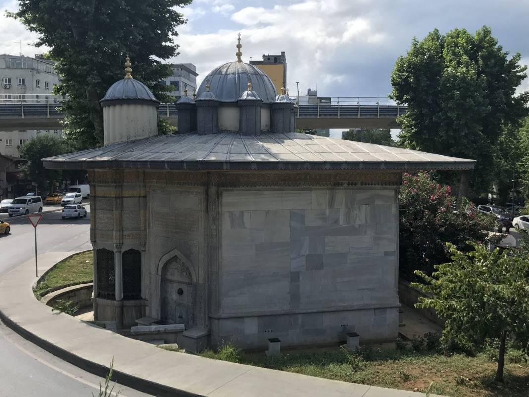 Binlerce İstanbullu her gün önünden geçiyor! İşte Saliha Sultan Çeşmesi’nin ilginç hikayesi 23